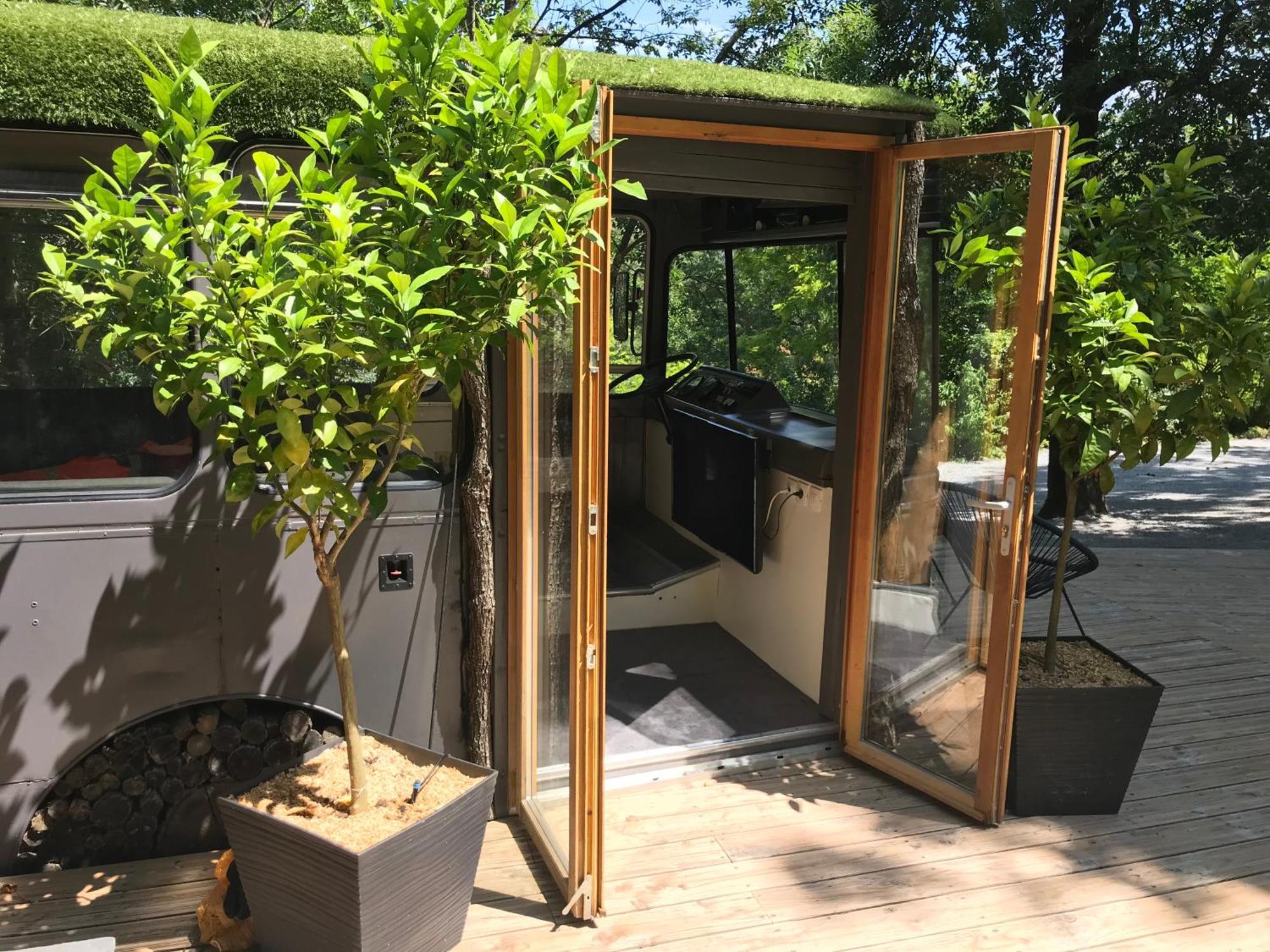 Bus Atypique Au Bord Du Canal Du Midi Et Au Coeur D'Une Foret 2 Chambres Villepinte  Exteriör bild