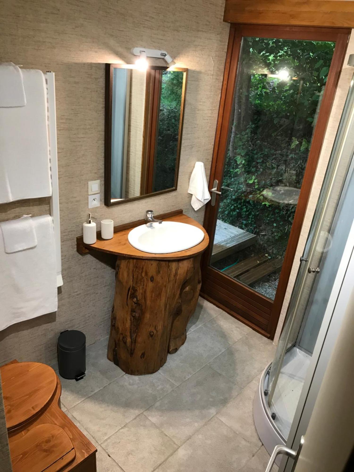 Bus Atypique Au Bord Du Canal Du Midi Et Au Coeur D'Une Foret 2 Chambres Villepinte  Exteriör bild